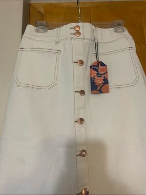Offcwhite Jean skirt. Spare room